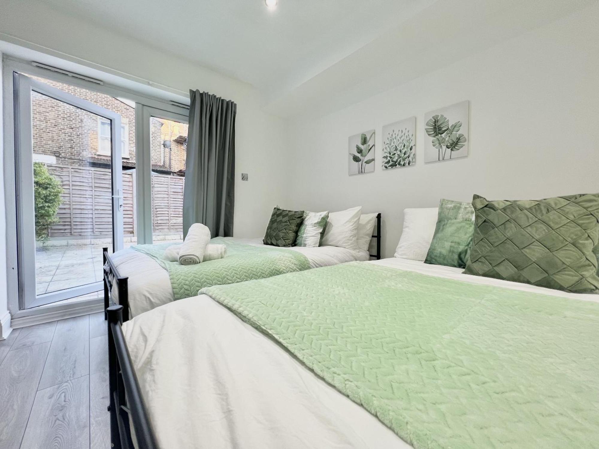 Charming 3-Bed Flat In Shepherds Bush - Sleeps 9 London Exterior photo