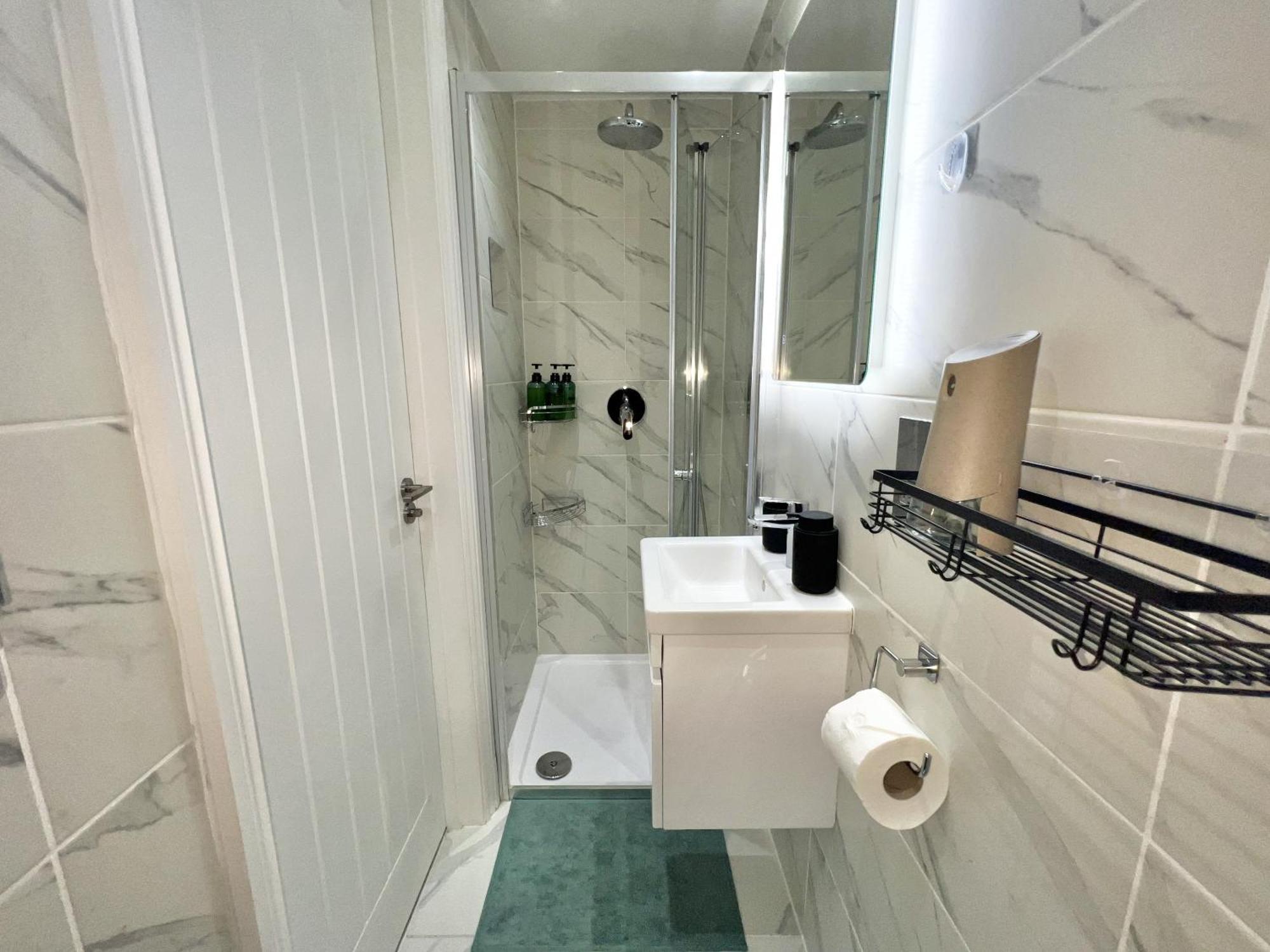 Charming 3-Bed Flat In Shepherds Bush - Sleeps 9 London Exterior photo